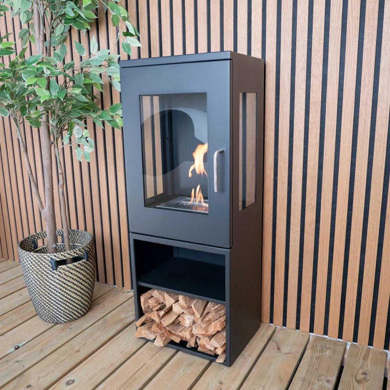 stor biopejs med flammer og brænde som ligner almindelig brændeovn stående på terrasse