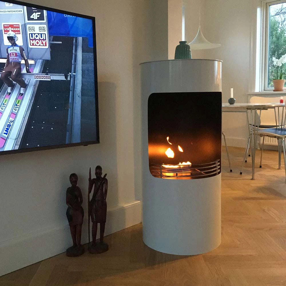 hvid biopejs med klassisk brændeovnslook og flotte flammer