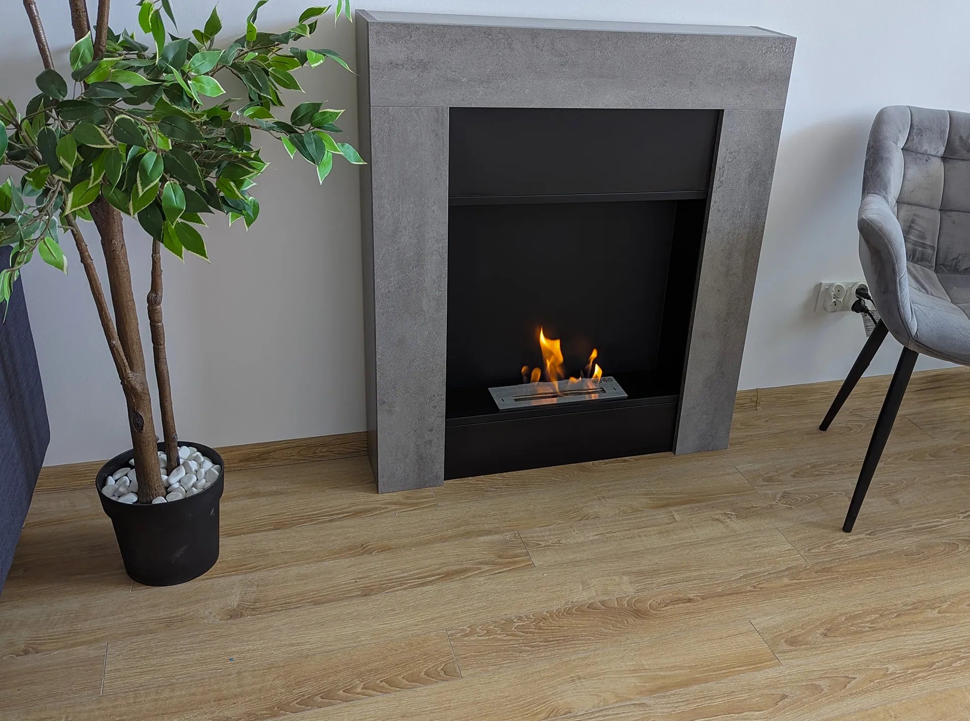 Biopejs på gulv med flammer