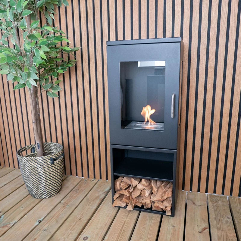 stor biopejs med flammer og brænde som ligner almindelig brændeovn stående på terrasse