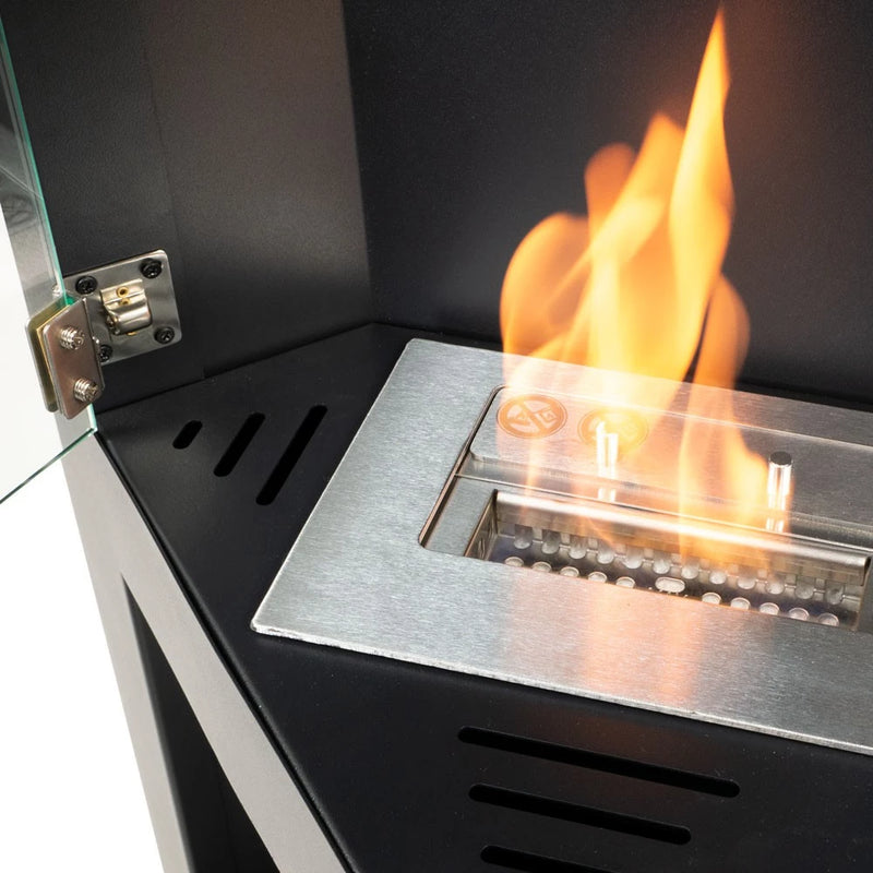 sort bioethanol pejs med brændeovn look og åbne flammer i brandkar