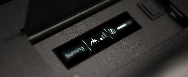 Betjeningspanel til Neverdarks automatic bio pejs. Flot sort farve og hvid tekst.