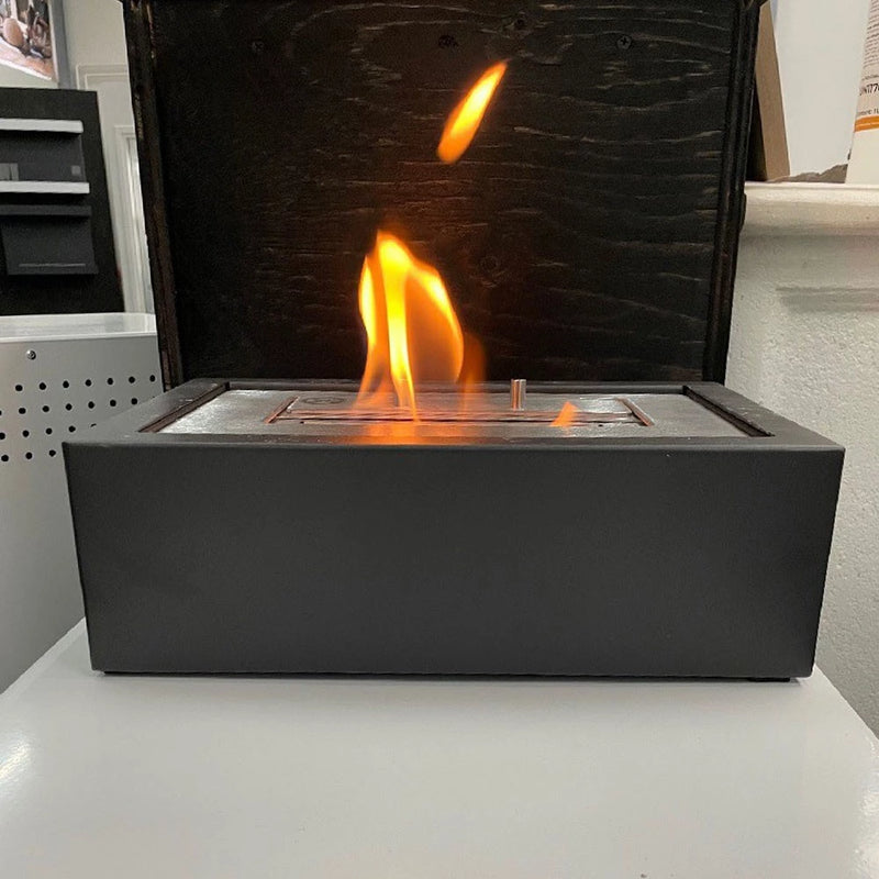 sort biopejs indsats i flammer på bord