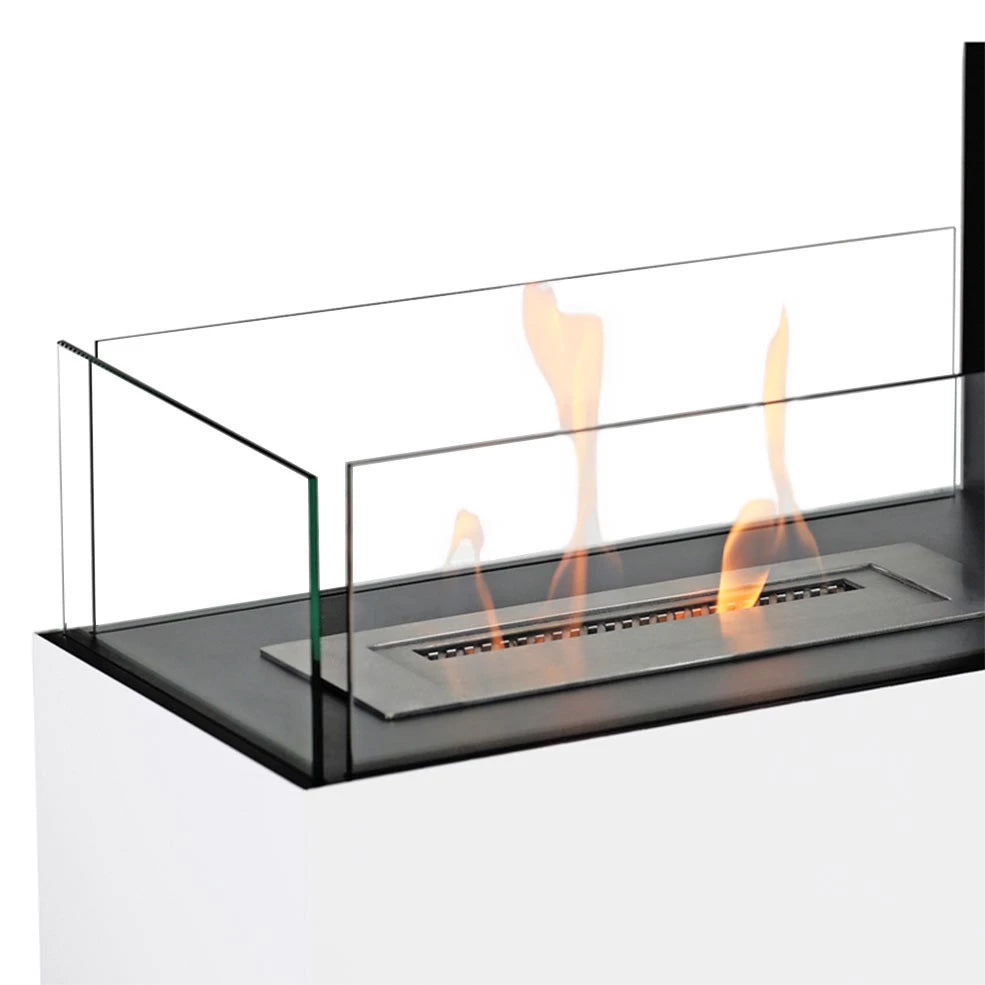 hvid indbygnings biopejs med glasfront og flammer 