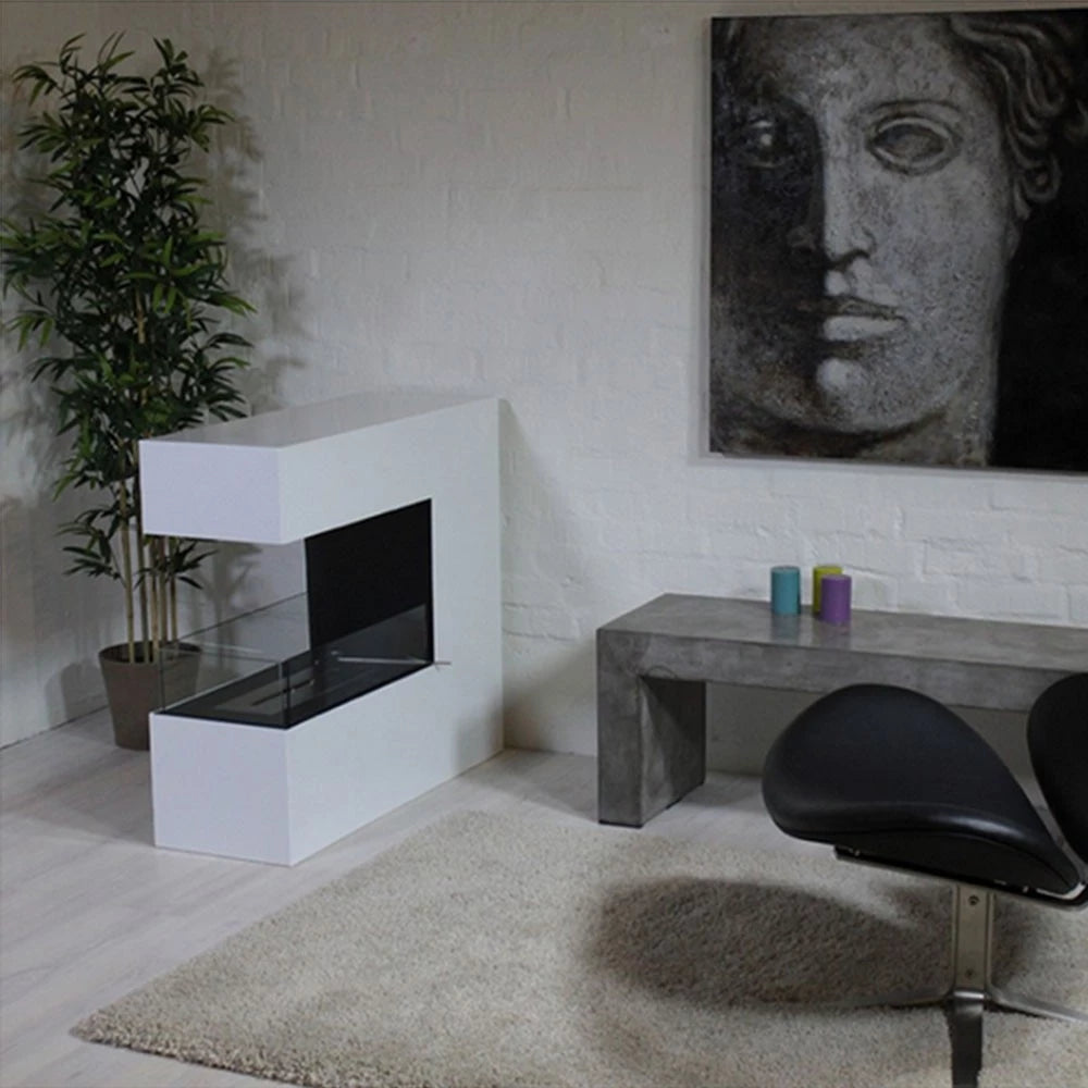 hvid indbygnings biopejs med glasfront i stue