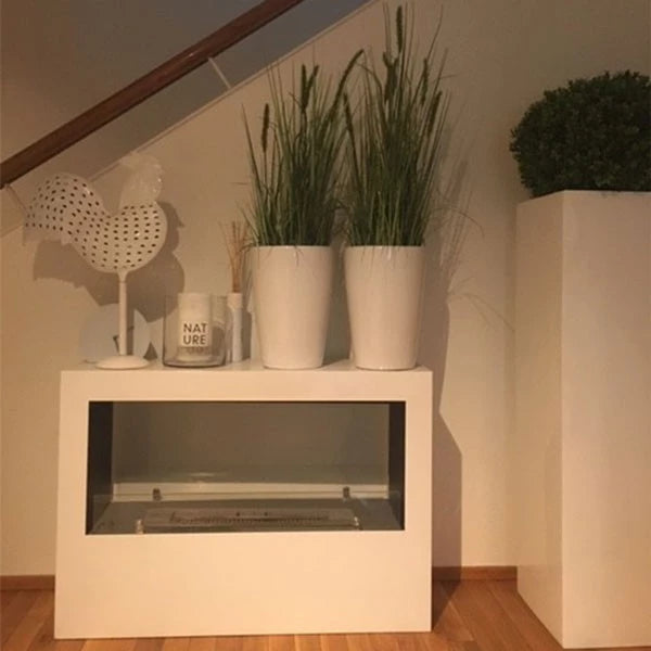 hvid indbygnings biopejs med glasfront i entre
