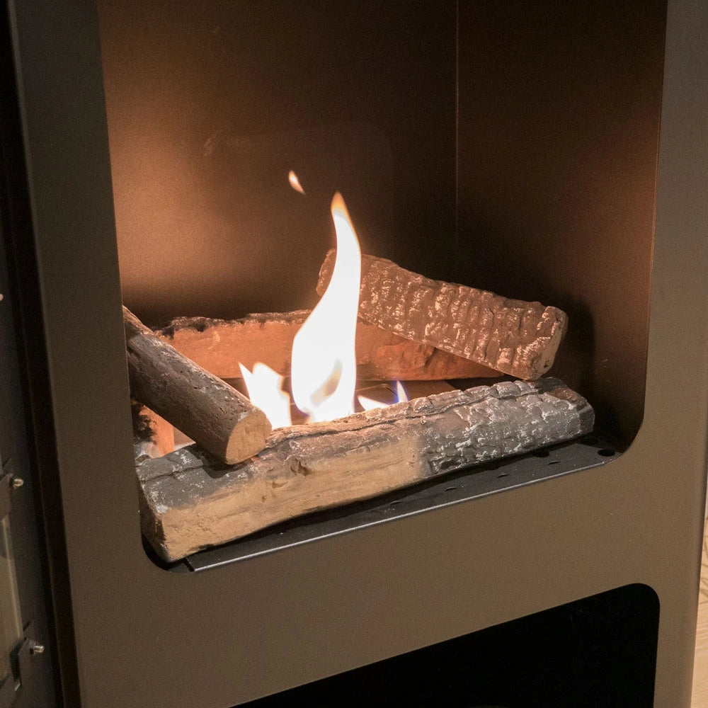 otte stykker keramisk brænde i brændeovnslignende biopejs i flotte flammer