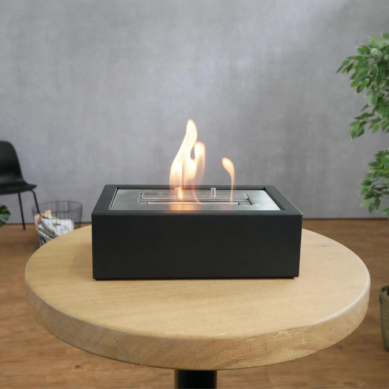 sort biopejs indsats i flammer på bord